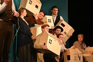 Vyprodané představení divadelní adaptace románu Šikmý kostel v podání ostravského Divadla Petra Bezruče aspiruje na jednu z hlavních událostí aktuální divadelní sezony. FOTO: D. MACHÁČEK