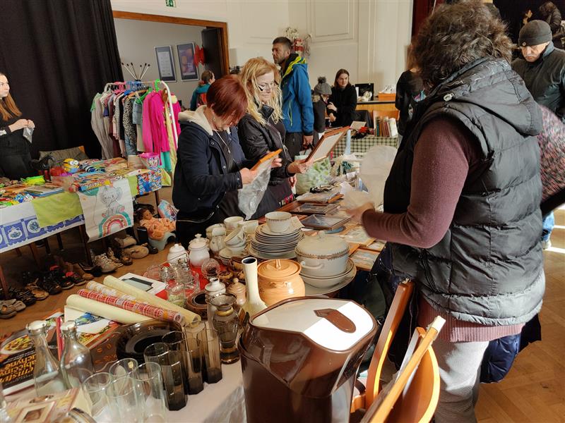 Sobotní Blešák v Katolickém domě doplatil na termínovou kolizi s jedním z prvních jarních dnů. Účastnilo se ho méně prodejců i nakupujících, než bývá zvykem. FOTO: D. MACHÁČEK