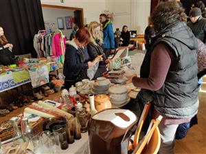 Sobotní Blešák v Katolickém domě doplatil na termínovou kolizi s jedním z prvních jarních dnů. Účastnilo se ho méně prodejců i nakupujících, než bývá zvykem. FOTO: D. MACHÁČEK