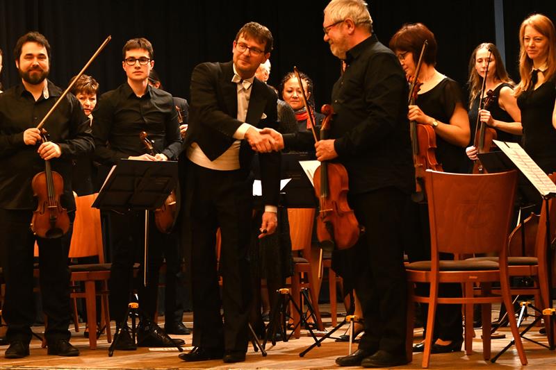 Olomoucký Komorní orchestr Iši Krejčího s dirigentem Tomášem Kláskem hostoval v Kopřivnici na pozvání zdejšího komorního orchestru. FOTO: DAVID MACHÁČEK