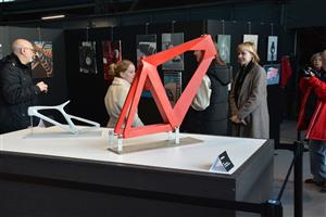 Studenti Střední uměleckoprůmyslové školy sklářské z Valašského Meziříčí vystavují na půdě Muzea nákladních automobilů Tatra. FOTO: DAVID MACHÁČEK