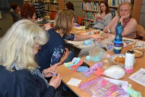 Městská knihovna se zapojila do charitativního projektu, jehož cílem je uháčkovat co nejvíce chobotniček pro novorozenecké oddělení novojičínské nemocnice. FOTO: DANA HOĎÁKOVÁ