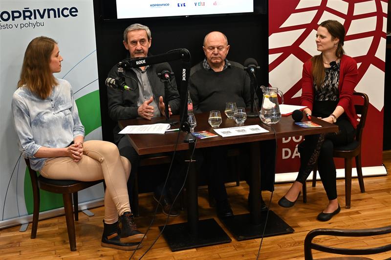 Házenkářští veteráni Jiří Kekrt a Miroslav Bajgar byli zahajovacími hosty série besed se sportovní tematikou. FOTO: DAVID MACHÁČEK