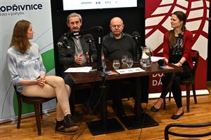 Házenkářští veteráni Jiří Kekrt a Miroslav Bajgar byli zahajovacími hosty série besed se sportovní tematikou. FOTO: DAVID MACHÁČEK