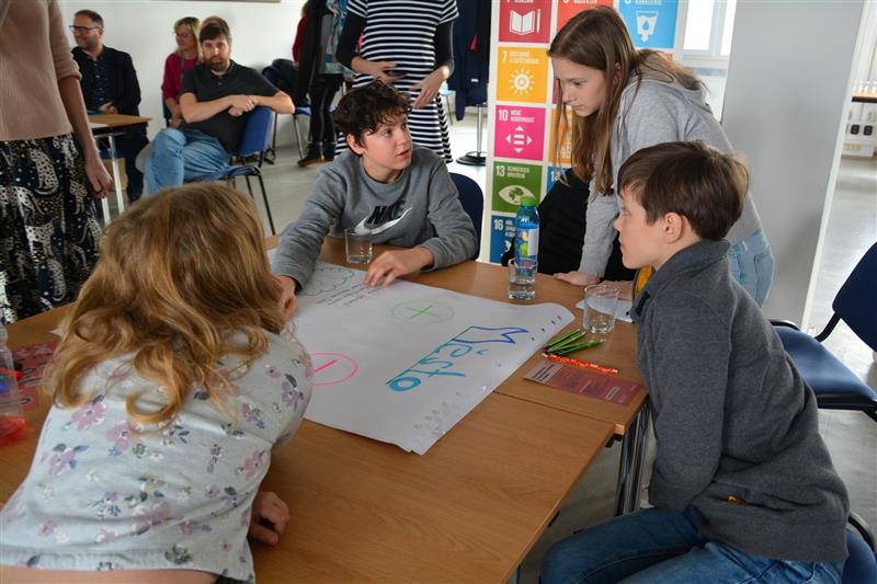 Žáci ZŠ Alšovy ve skupinkách diskutovali, co se jim líbí nebo naopak co by se mělo zlepšit, a to nejen na půdě školy, ale i města Kopřivnice. FOTO: DANA HOĎÁKOVÁ