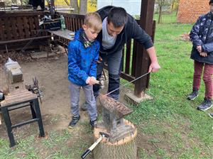V rámci Vlčovjanského velikonočního jarmarku nejen děti, ale i dospělí využili možnosti a vyrobili si svůj první hřebík pod dohledem kováře Tibora Prašivky. FOTO: MIROSLAVA ŠTĚPÁNOVÁ