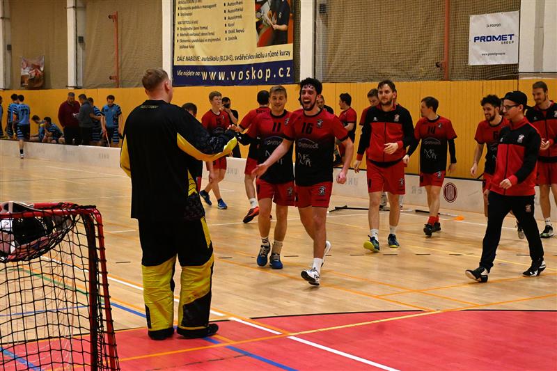 Hráči florbalového družstva Vikings Kopřivnice slaví vítězství ve finálovém zápase Národní ligy nad Opavou. FOTO: DAVID MACHÁČEK