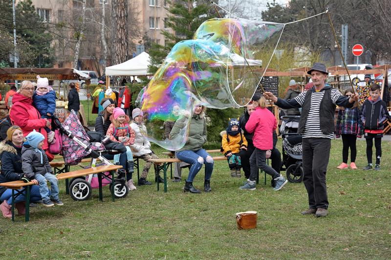 Součástí doprovodného programu Velikonočního jarmarku, pořádaného na Zelený čtvrtek kulturním domem, bylo například i vystoupení Komediantů na káře. FOTO: DAVID MACHÁČEK