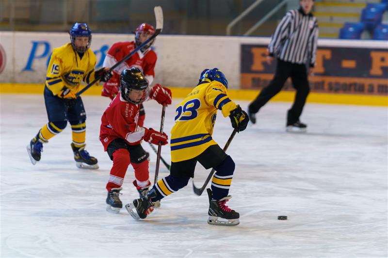 Hokejoví čtvrťáci HC Kopřivnice (světlejší dresy) zvládli závěr sezony výborně a uspěli na domácím podniku a poté i v Orlové. FOTO: HC KOPŘIVNICE