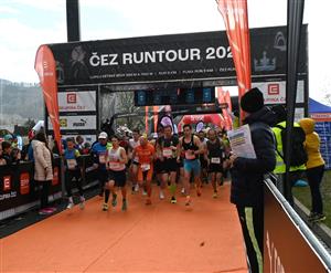 Přes tisíc dospělých běžkyň a běžců, na tři stovky dětí a patnáct týmů a štafet v sobotu 15. dubna obsadilo Kopřivnici, kde se v areálu automobilky Tatra Trucks konal druhý závod série ČEZ RunTour 2023. FOTO: MAREK HAVRAN