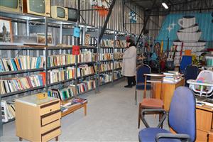 Re-use centrum na ulici Panské nabízí různý sortiment. Věci, které původní majitelé sem donesli, mohou posloužit dalším. FOTO: DANA HOĎÁKOVÁ