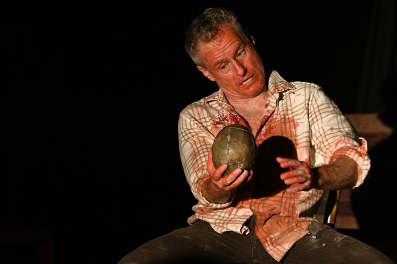 Peter Čižmár ze slovenského Divadla Kontra byl v rámci 37. ročníku divadelní přehlídky Kopřiva oceněn za svůj výkon v roli Micka Dowda v černé komedii Lebka z Connemary.  FOTO: DAVID MACHÁČEK