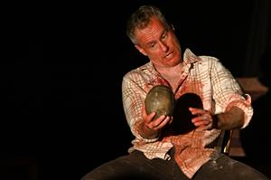 Peter Čižmár ze slovenského Divadla Kontra byl v rámci 37. ročníku divadelní přehlídky Kopřiva oceněn za svůj výkon v roli Micka Dowda v černé komedii Lebka z Connemary.  FOTO: DAVID MACHÁČEK