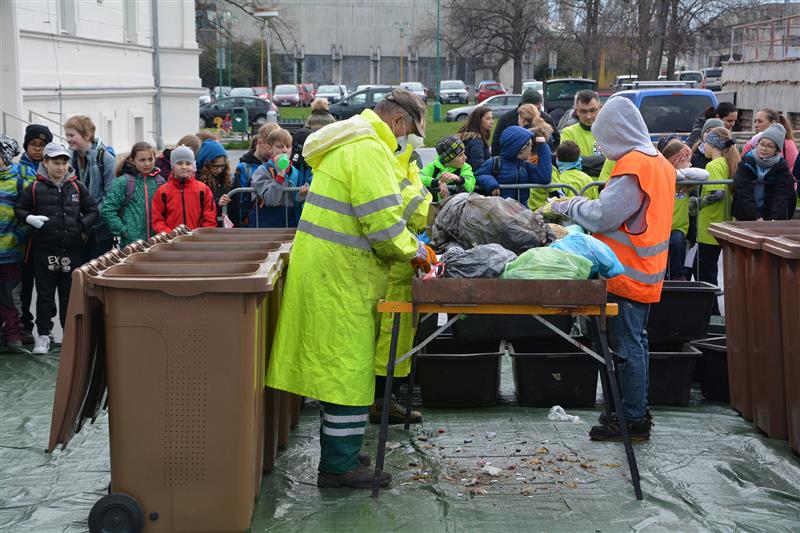 Oslavy Dne Země započala fyzická analýza odpadů ze sídliště Pod Morávií, kterou zajistila firma EKO-KOM. FOTO: DANA HOĎÁKOVÁ