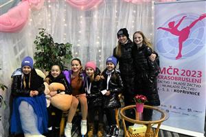Kopřivnické krasobruslařky na domácím republikovém šampionátu – zleva Natálie Sopuchová, Julie Hruškovská, Dominika Neumannová, Adéla Hasalová, Jana Navrátilová, trenérka Vladimíra Milčinská a Izabela Libigerová. FOTO: MAREK HAVRAN