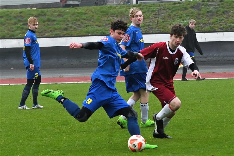 Fotbalisté domácí Střední školy a Vyšší odborné školy Kopřivnice (tmavší dresy) tomto utkání okresního kola remízovali s Frenštátem 1:1. FOTO: MAREK HAVRAN