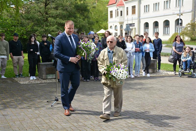 Připomínka výročí osvobození Kopřivnice proběhla tentokrát v pátek 5. května a účastnili se jí také žáci několika místních základních škol. FOTO: DAVID MACHÁČEK