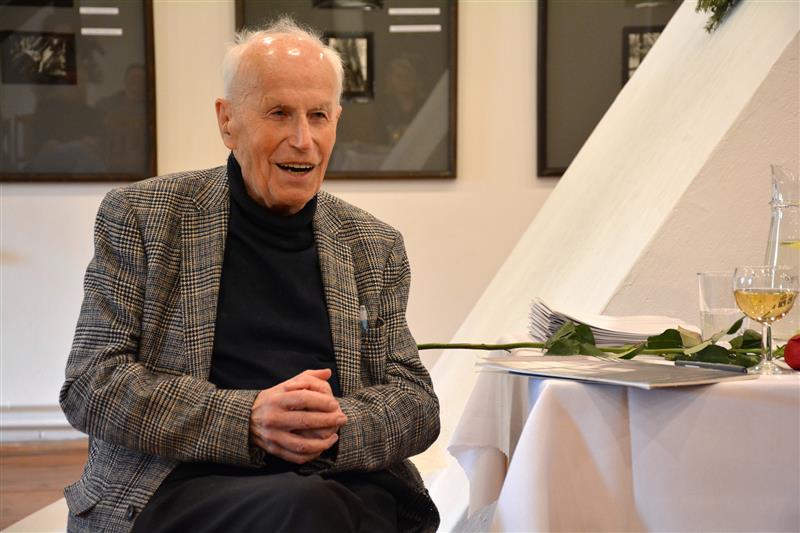 Fotograf Petr Helbich při zahájení své kopřivnické výstavy, která bude na Fojtství k vidění nejméně do 18. června. FOTO: DAVID MACHÁČEK