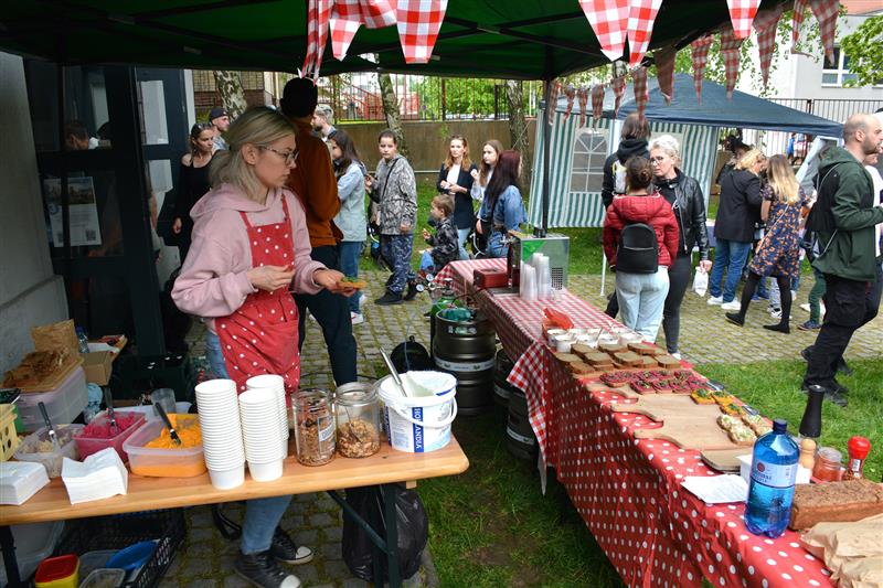 Krátce po druhé hodině dorazily na letošní jarní Restaurant Day stovky lidí. Připravené jídlo ve stáncích velmi rychle mizelo. FOTO: DAVID MACHÁČEK