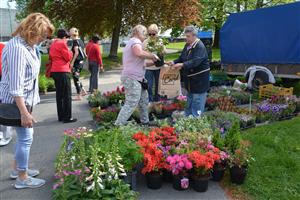 První farmářský trh, který se konal v sadu E. Beneše, lákal zájemce především na sazenice zeleniny, květin, bylinek. Fronty se tvořily i u prodejců uzenin, pečiva. FOTO: DANA HOĎÁKOVÁ