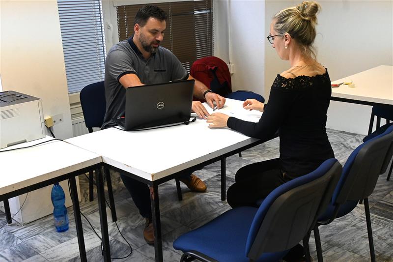 První lidé už v pondělí využili možnosti registrovat se do chystané elektronické aukce energií. Nákup elektřiny a zemního plynu na burze má proběhnout v červnu. FOTO: D. MACHÁČEK