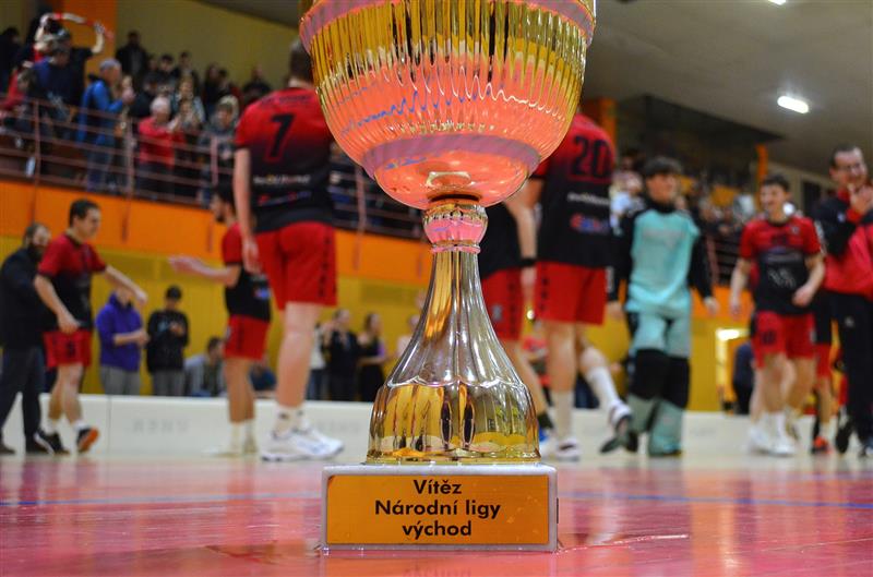 A tým mužů FBC Vikings Kopřivnice zažil skvělé play-off, když se prodral až do finále, kde přehrál Opavu a radoval se z poháru pro mistra soutěže. FOTO: FBC VIKINGS KOPŘIVNICE