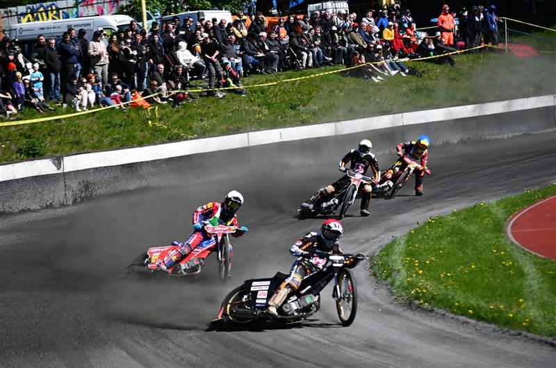 Letošní první závod ploché dráhy v Kopřivnici přinesl parádní podívanou, v Přeboru ČR jednotlivců startovalo celkem sedmnáct jezdců. FOTO: MAREK HAVRAN