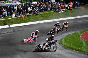 Letošní první závod ploché dráhy v Kopřivnici přinesl parádní podívanou, v Přeboru ČR jednotlivců startovalo celkem sedmnáct jezdců. FOTO: MAREK HAVRAN