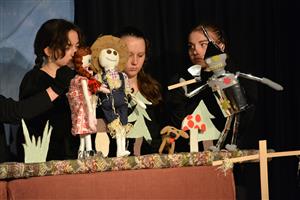 Opavské studentské divadlo Štěk otevřelo v pátek letošní nesoutěžní přehlídku dětského, studentského a jinak mladého divadla Bedna, pořádanou místním DDM. FOTO: DAVID MACHÁČEK