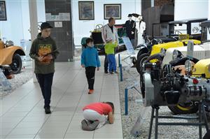 Zhruba devět set návštěvníků využilo v sobotu večer možnosti netradiční prohlídky Technického muzea Tatry. V tomto týdnu festival Muzejních nocí pokračuje v Galerii Tokivo a příští pátek se pak zapojí Muzeum nákladních automobilů Tatra. FOTO: D. MACHÁČEK