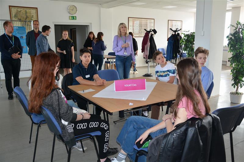 Žáci osmých a devátých tříd místních základních škol sestavovali na fóru žebříček problémů a příležitostí, kterými by se město mělo zabývat. FOTO: DANA HOĎÁKOVÁ