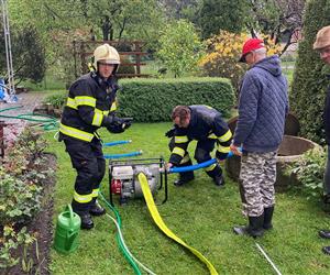 Dobrovolní hasiči ve Vlčovicích při odčerpávání vody z nevyužité studny, která se zaplnila při vytrvalých deštích a tlačila spodní vodu do sklepa rodinného domu. FOTO: DALIBOR HIPÍK