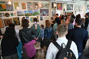 V rámci svého prvního zapojení do Muzejní noci otevřela galerie TOKIVO prodejní výstavu děl lokálních umělců. Zájem vystavovat byl obrovský. FOTO: DAVID MACHÁČEK