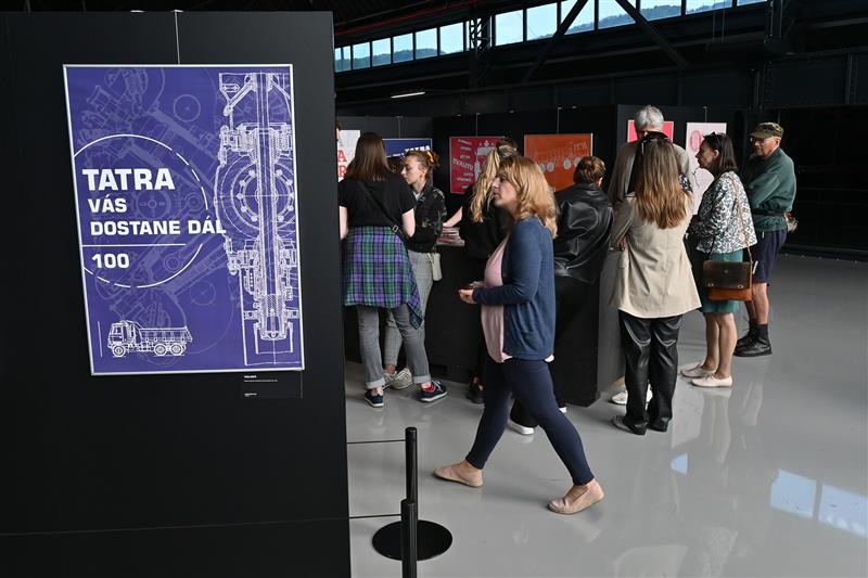 Až do konce letních prázdnin je možné v Muzeu nákladních automobilů Tatra vidět výstavu plakátů studentů Ateliéru Grafického designu ze Zlína. FOTO: DAVID MACHÁČEK