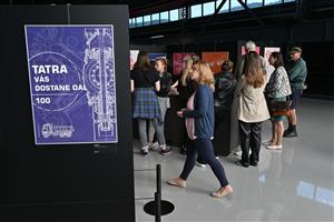 Až do konce letních prázdnin je možné v Muzeu nákladních automobilů Tatra vidět výstavu plakátů studentů Ateliéru Grafického designu ze Zlína. FOTO: DAVID MACHÁČEK