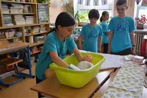 V rámci soutěže Zdravíčko plnily čtyřčlenné soutěžní týmy, složené ze žáků prvního stupně, úkoly zaměřené například na dovednosti v péči o zdraví. FOTO: DANA HOĎÁKOVÁ