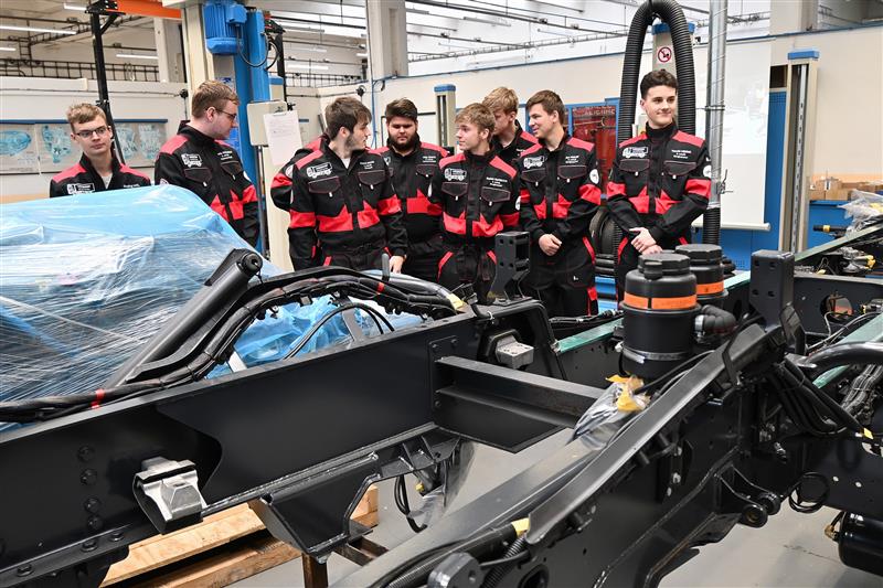 V dílnách Střední odborné školy a Vyšší odborné školy, Kopřivnice začala montáž vozidla Tatra Phoenix z automobilkou dodaných komponentů. Vůz bude od podzimu sloužit pro výuku v autoškole. FOTO: DAVID MACHÁČEK