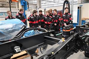 V dílnách Střední odborné školy a Vyšší odborné školy, Kopřivnice začala montáž vozidla Tatra Phoenix z automobilkou dodaných komponentů. Vůz bude od podzimu sloužit pro výuku v autoškole. FOTO: DAVID MACHÁČEK