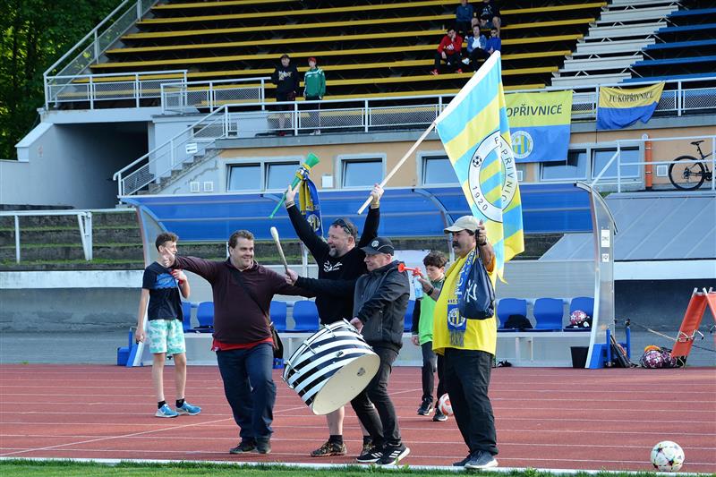 Po utkání s Fryčovicemi (7:0) si fotbalisté a fanoušci Kopřivnice užili oslavy vítězství v 1.B třídě a postup do vyšší soutěže. FOTO: DANA HOĎÁKOVÁ
