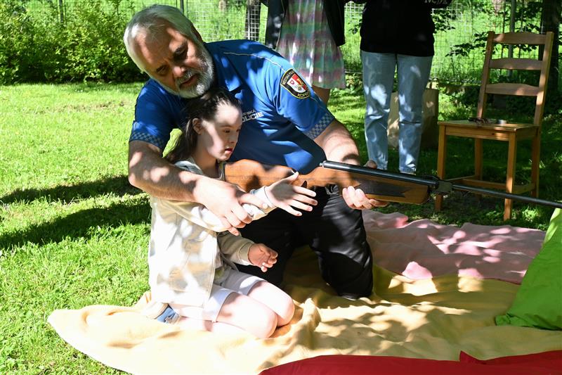 Střelbu ze vzduchovek pod dohledem městských strážníků absolvovaly děti ze speciální školy Motýlek během oslavy Dne dětí. FOTO: DAVID MACHÁČEK