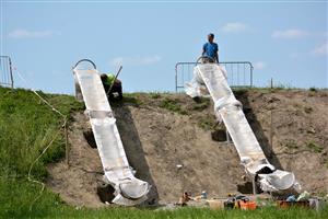Skluzavky už byly nainstalovány na místo, nyní Slumeko musí dokončit dopadové plochy a terénní úpravy. Poprvé by se děti měly sklouznout začátkem července. FOTO: DAVID MACHÁČEK