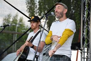 Oslavy Dne dětí v sadu E. Beneše vyvrcholily koncertem kapely Bombarďák s Jiřím Jelínkem a Michalem Daleckým. FOTO: DAVID MACHÁČEK