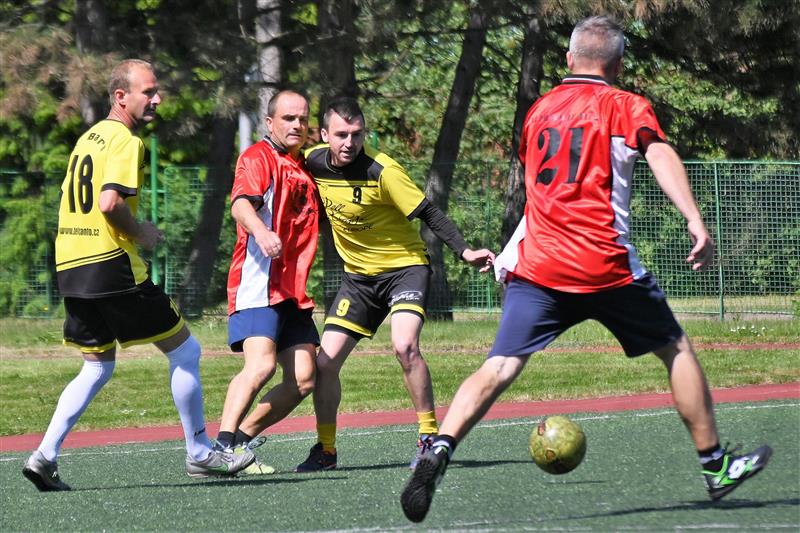 Fotbalisté 1.FC Bari (světlejší dresy) v tomto utkání 3. kola oblastního přeboru v malém fotbalu porazili JURA Krejčí team vysoko 12:1. FOTO: MAREK HAVRAN