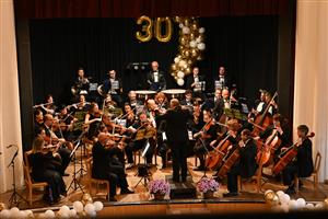 První soukromá Základní umělecká škola MIS music oslavila 30. výročí vzniku mimo jiné uvedením Beethovenovy První symfonie C dur pod taktovkou ředitele školy Petra Rajnohy. FOTO: D. MACHÁČEK