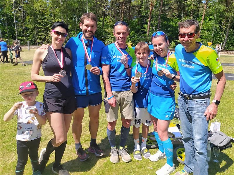 Kopřivničtí běžci: zleva Antonín Ambros, Kateřina Piechowicz, Jakub Ambros, David Hanke, Michal Mazáč, Martina Mazáčová a Josef Kvita. FOTO: AKEZ KOPŘIVNICE
