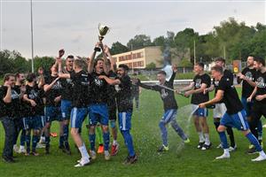 Fotbalisté Kopřivnice si po posledním domácím zápase sezony užili oslavu postupu se svými fanoušky. Šampaňské teklo proudem. FOTO: MAREK HAVRAN