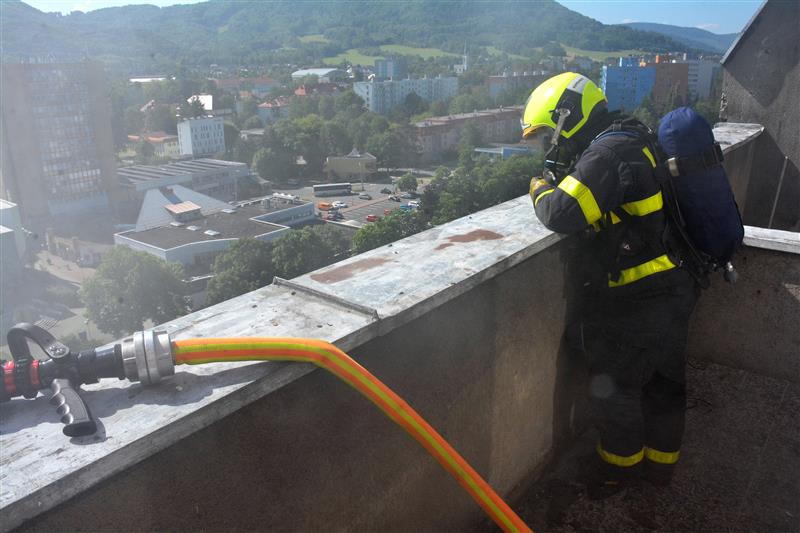 V úterý 13. června cvičili hasiči z kopřivnické profesionální i dobrovolné jednotky společný zásah při simulovaném požáru v nejvyšším patře bytového domu známého jako Včelín. Součástí taktického cvičení byla záchrana zraněné osoby, kterou hasiči snesli na
