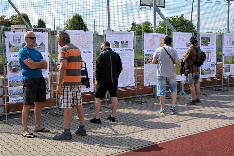 Před začátkem diskuze si mohli lidé prostudovat na panelech záměry radnice, které se už realizovaly nebo se aktuálně plánují. FOTO: DANA HOĎÁKOVÁ