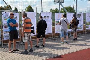 Před začátkem diskuze si mohli lidé prostudovat na panelech záměry radnice, které se už realizovaly nebo se aktuálně plánují. FOTO: DANA HOĎÁKOVÁ