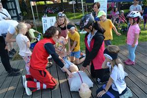 Zdravotní záchranářka Simona Večerková na Cykloodpoledni učila, jak poskytnout první pomoc například při pádu z kola. FOTO: DANA HOĎÁKOVÁ